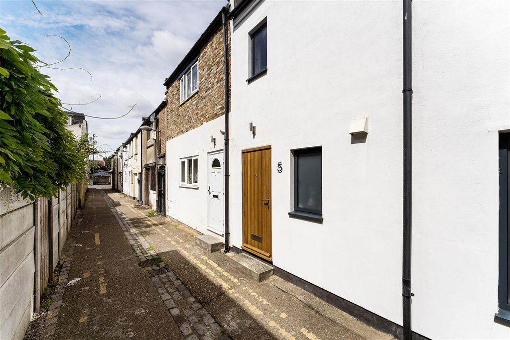 Property photo 1 of 26 Canberra Path, E10