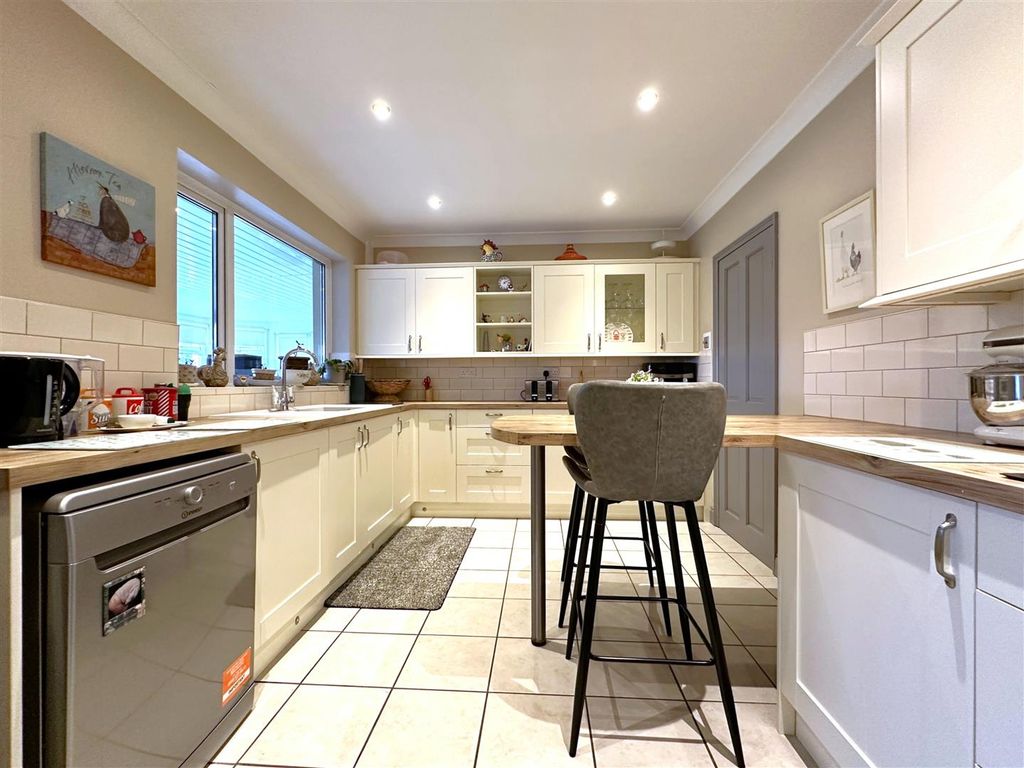 Property photo 2 of 24 Stylish Dining Kitchen 021