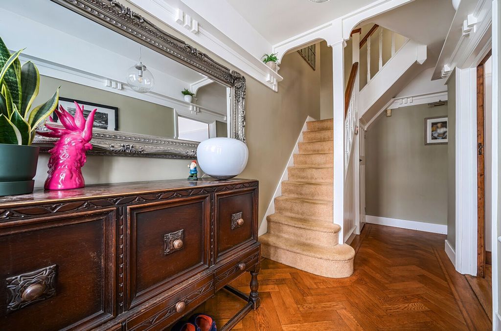 Property photo 2 of 19 Entrance Hall