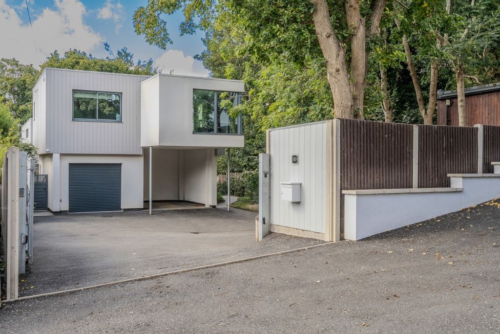 Property photo 2 of 31