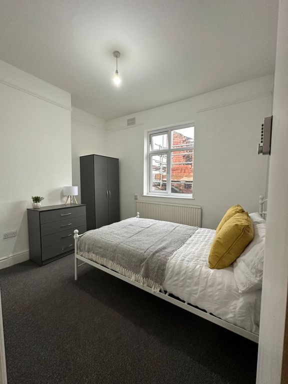 Property photo 2 of 11 Bright, Neatly Presented Double Bedroom With A Whi...