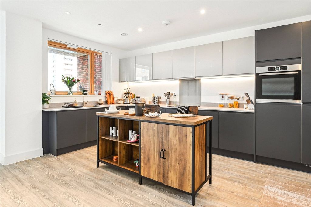 Property photo 1 of 16 Crane Court