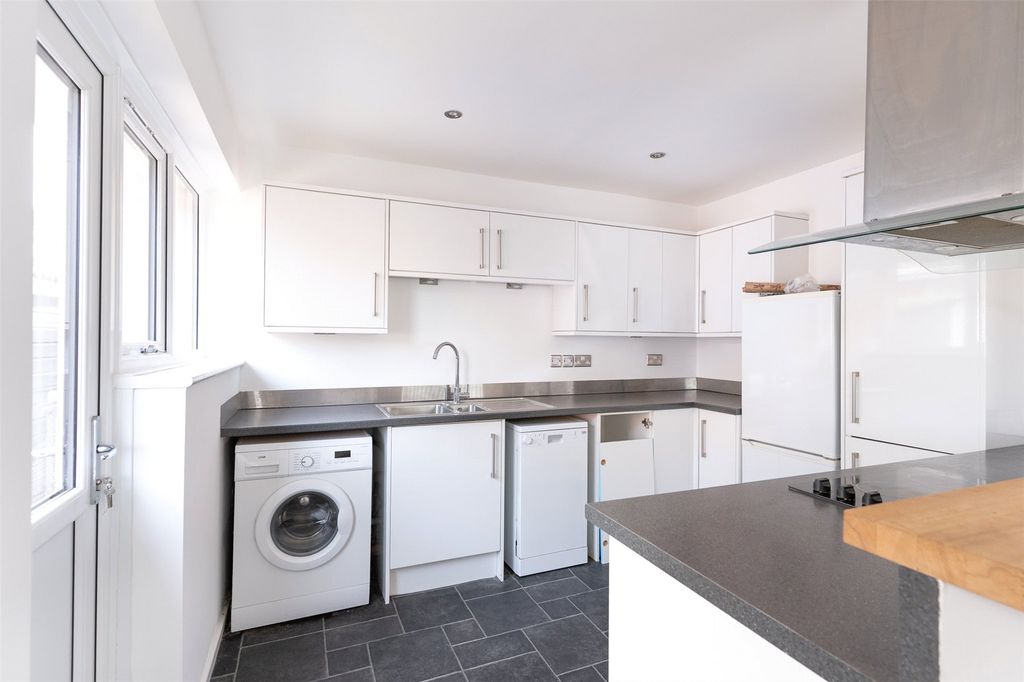 Property photo 3 of 8 Kitchen