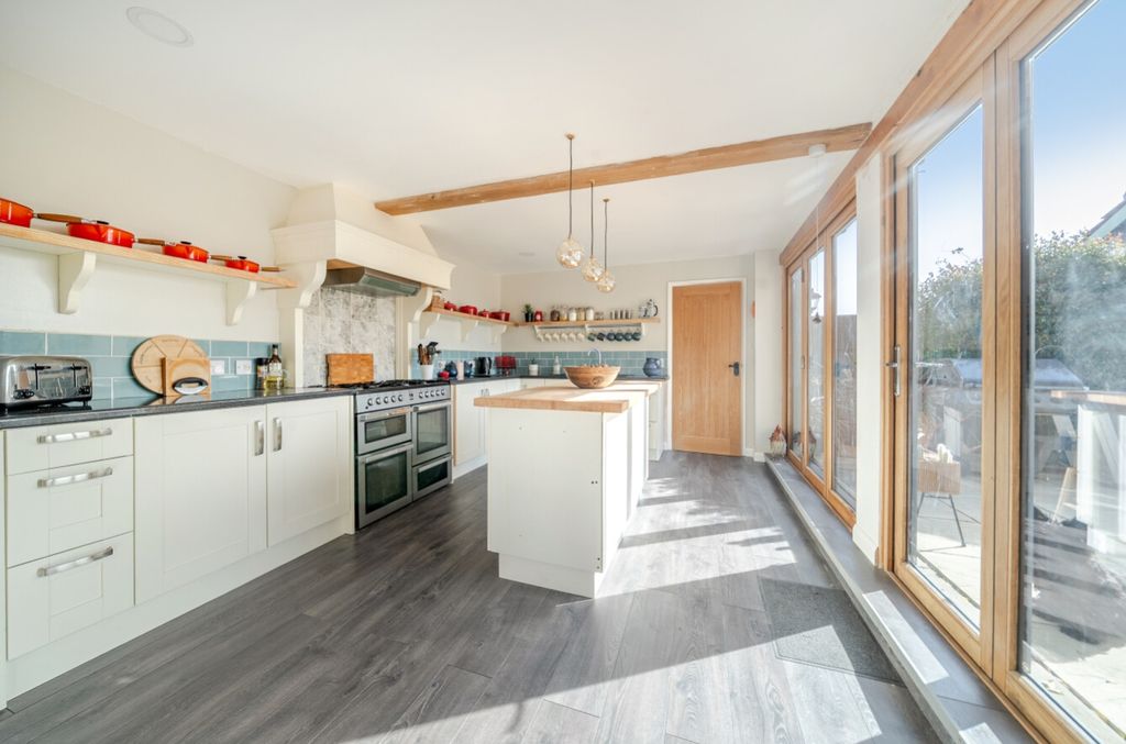 Property photo 2 of 34 1439467-10-69d9544F0Fdcb