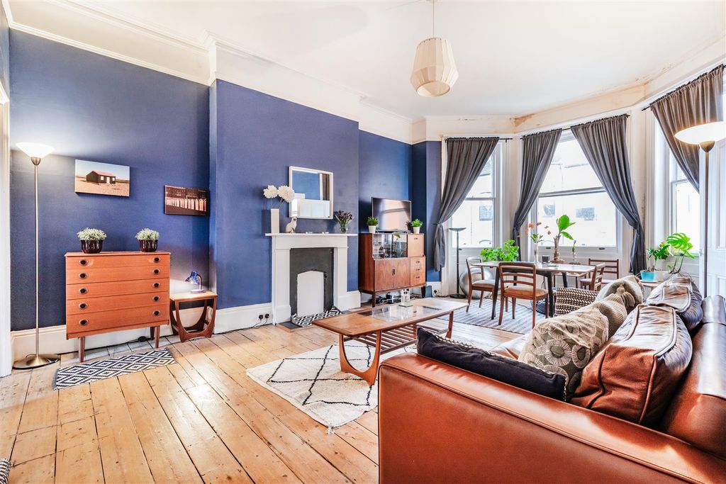 Property photo 3 of 12 Reception