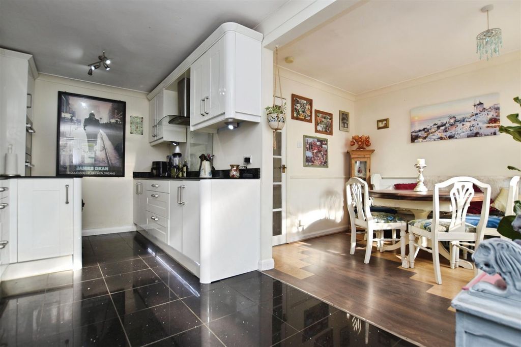 Property photo 2 of 18 9Faea8Fa-Kit 20To 20Din.Jpg