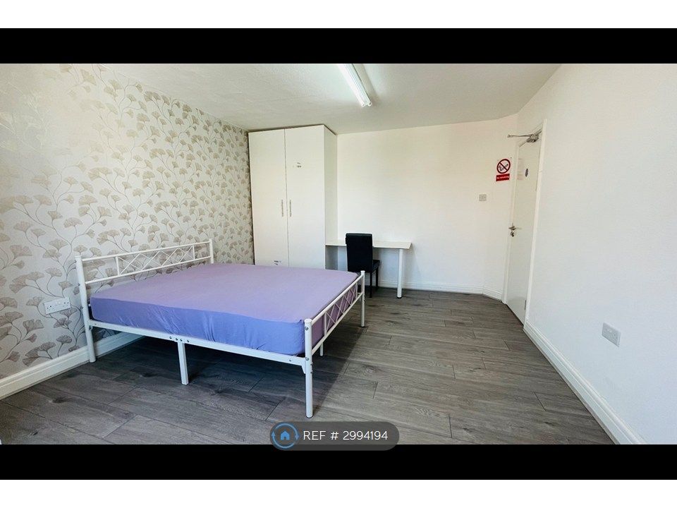Property photo 1 of 12 Room 2