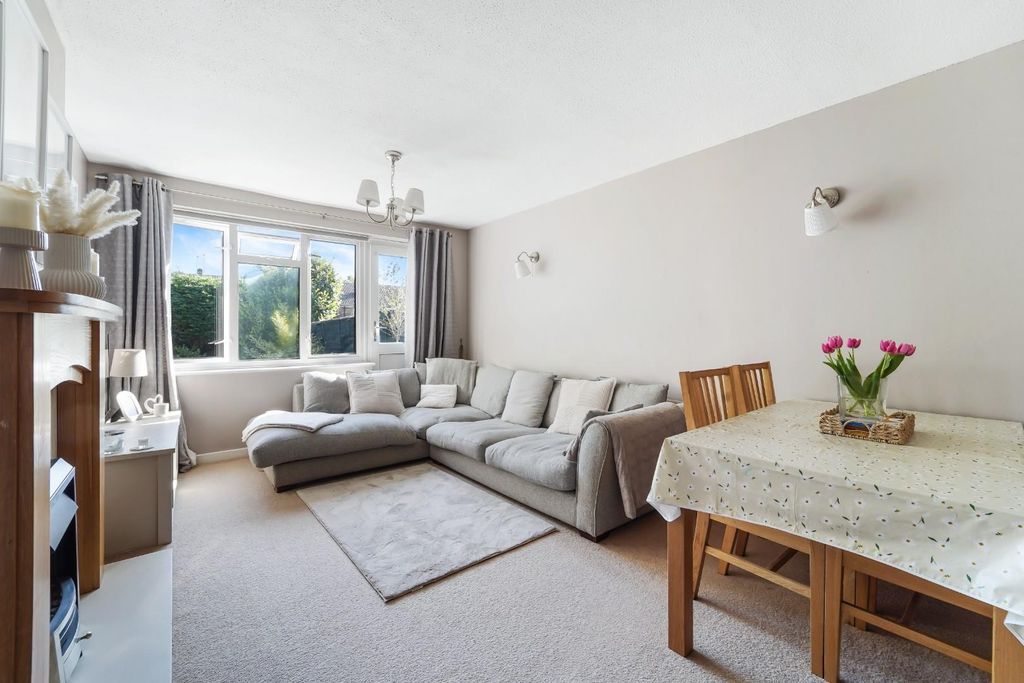 Property photo 3 of 13 Wimborne Close