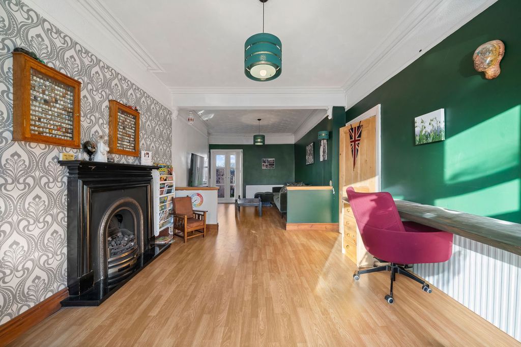 Property photo 2 of 25