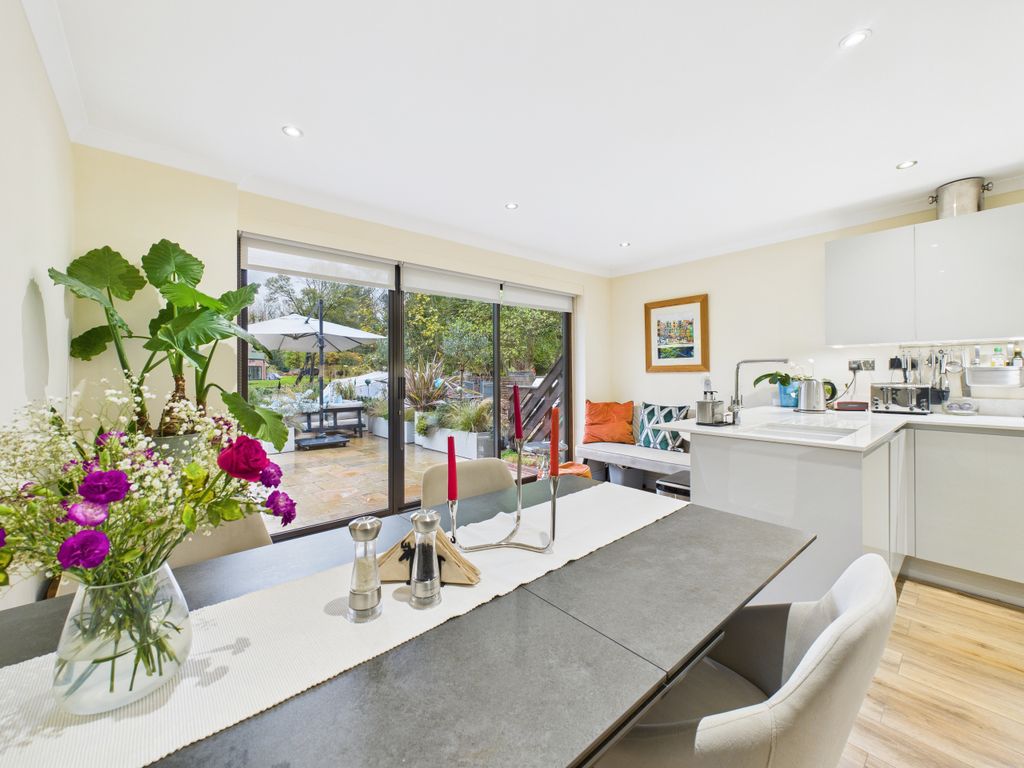 Property photo 3 of 32 Cam01984G0-Pr0529-Still004