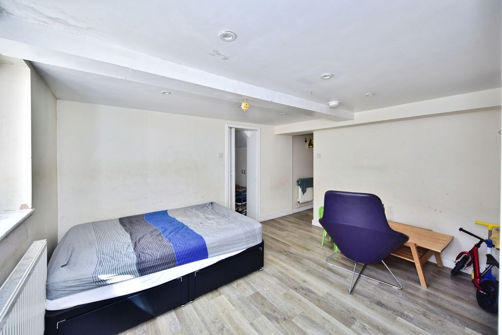 Property photo 3 of 18 Pbox-Img.Jpg