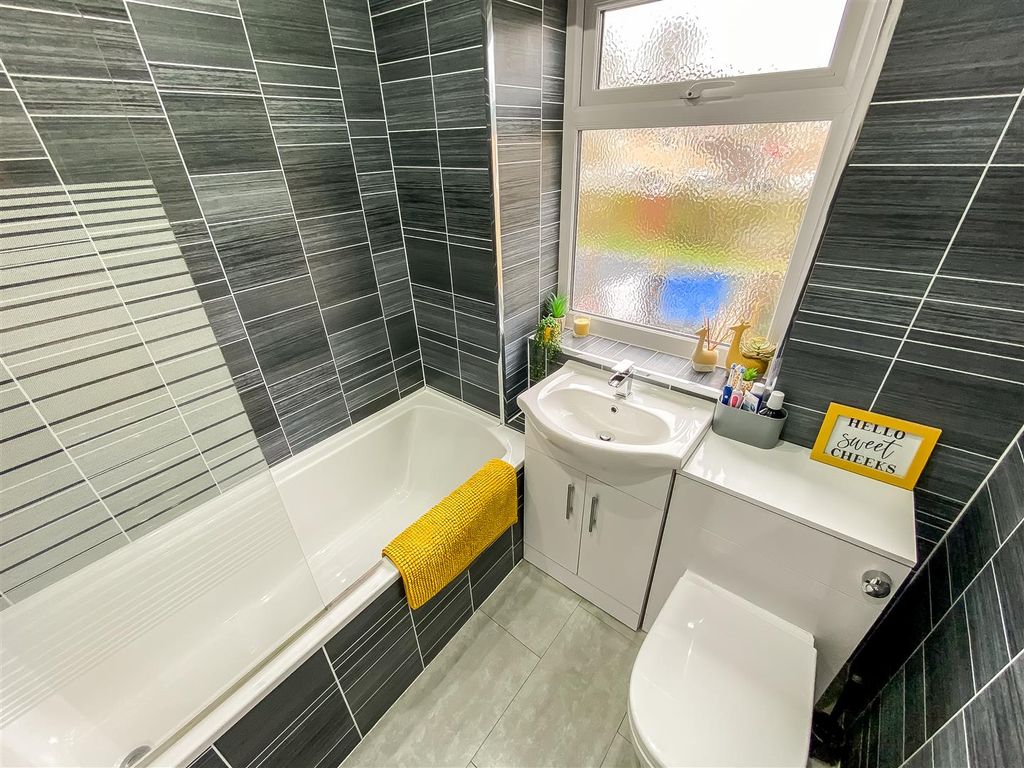 Property photo 2 of 14 Family Bathroom/WC