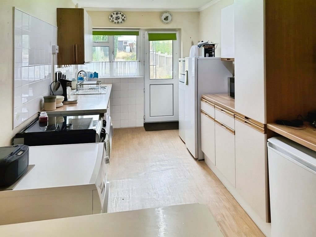 Property photo 3 of 9 Pbox-Kitchen-335584.Jpg