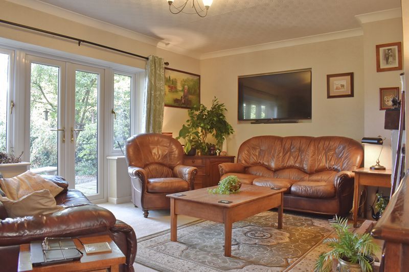 Property photo 3 of 19 Lounge