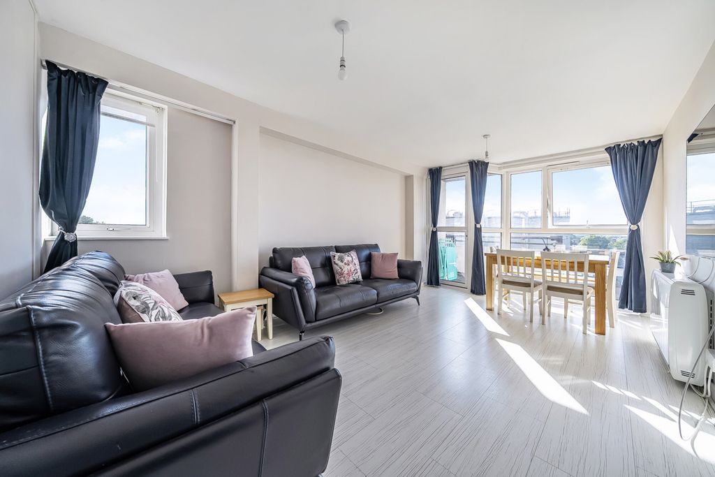 Property photo 1 of 19 Lounge