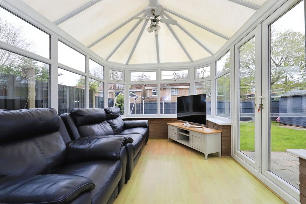 Property photo 3 of 16 Conservatory