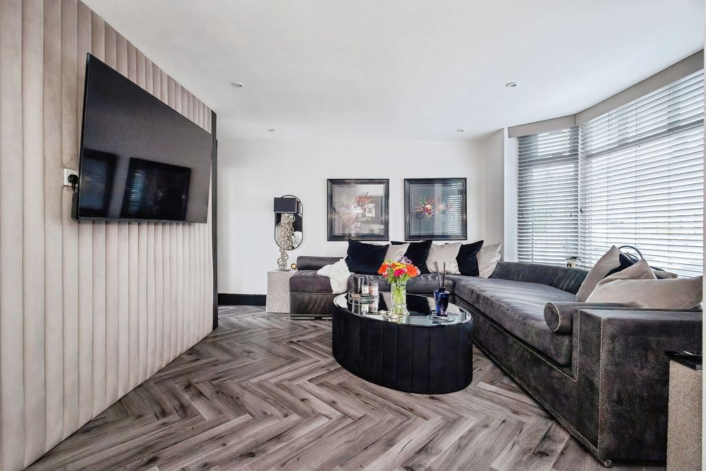 Property photo 2 of 16 Pbox-Img.Jpg