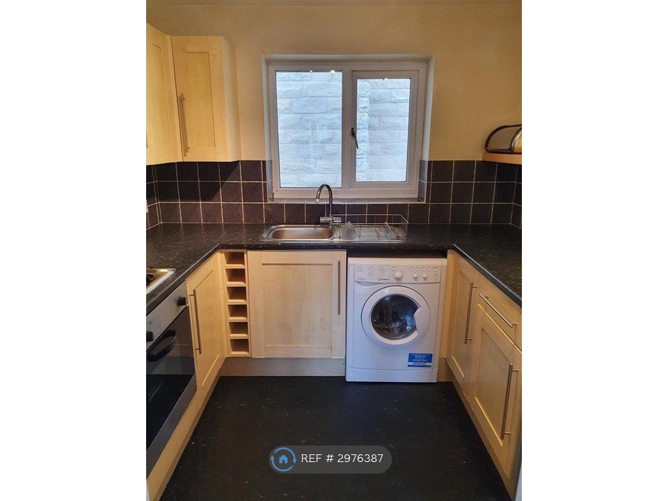 Property photo 3 of 9 Kitchen