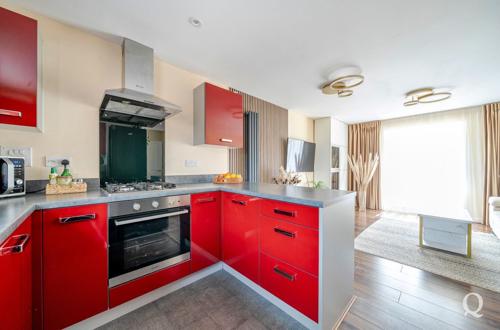 Property photo 3 of 19 735B9616-c904-40c...