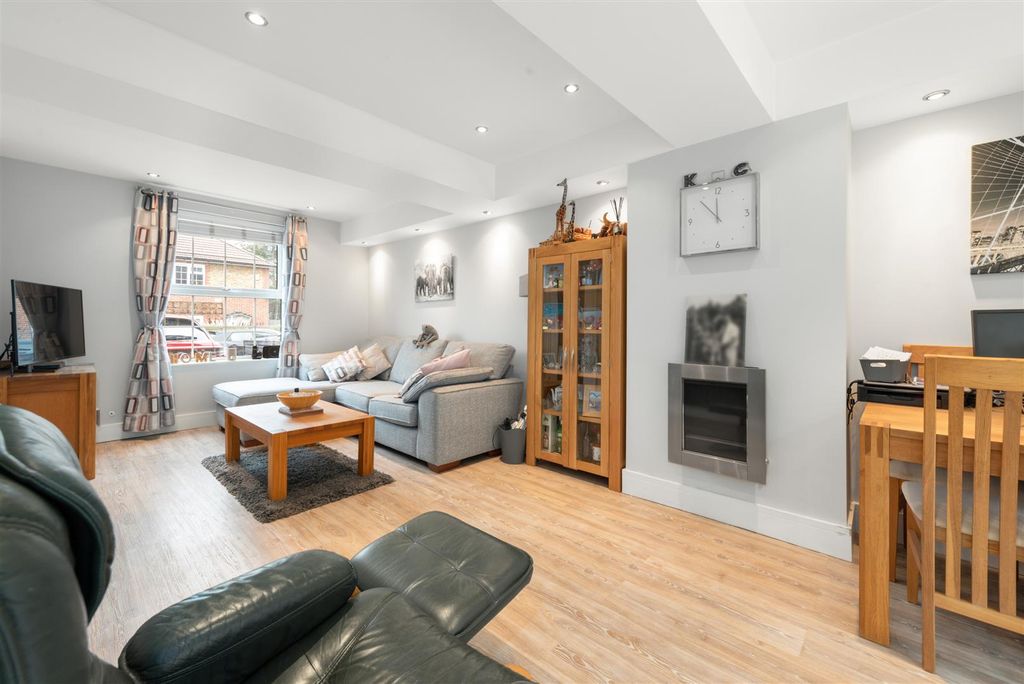 Property photo 3 of 12 Dore Gardens