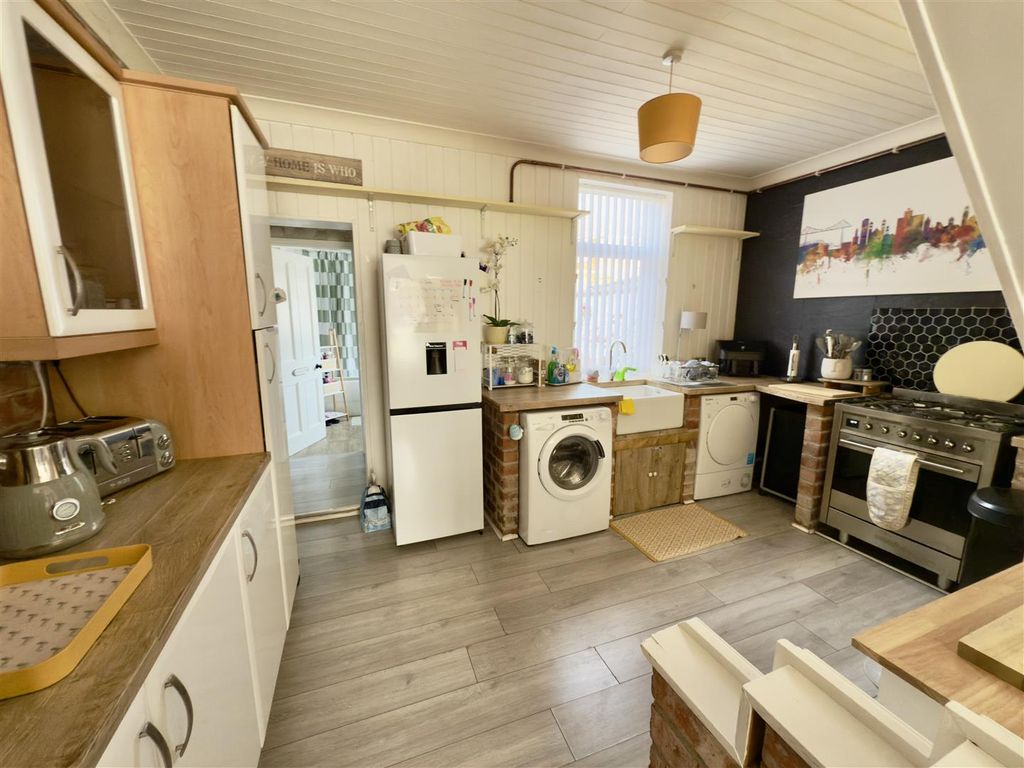 Property photo 3 of 7 Kitchen Diner