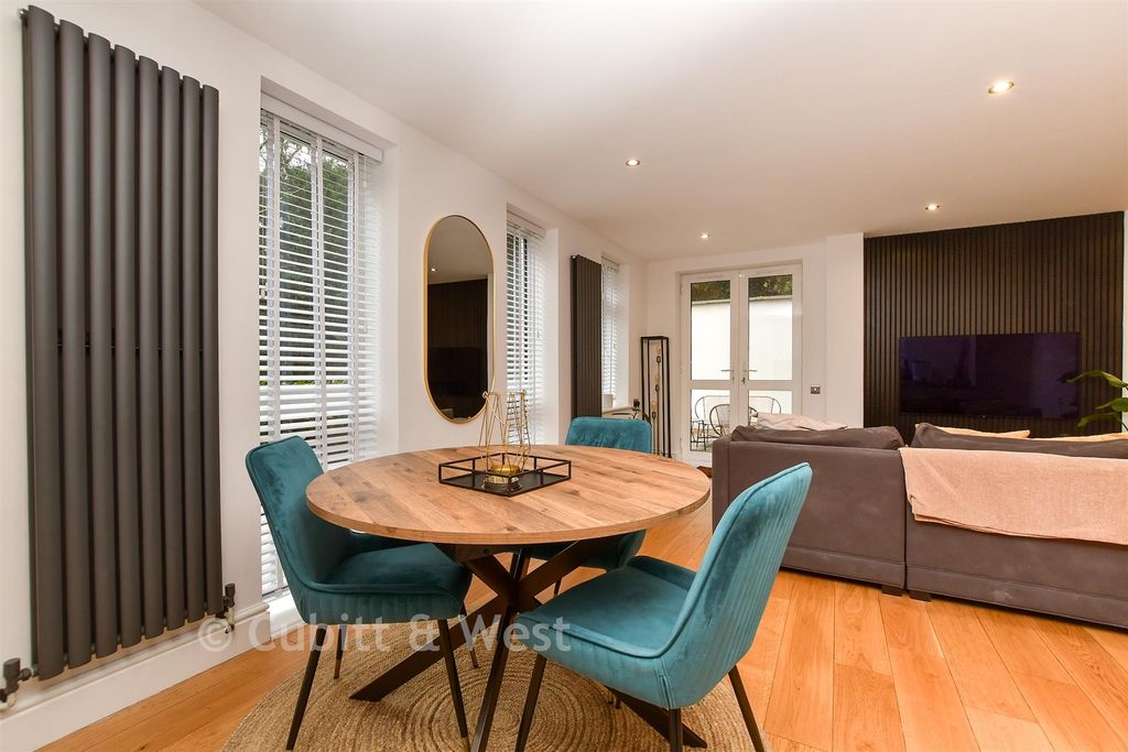 Property photo 1 of 17 Kitchen / Lounge / Diner