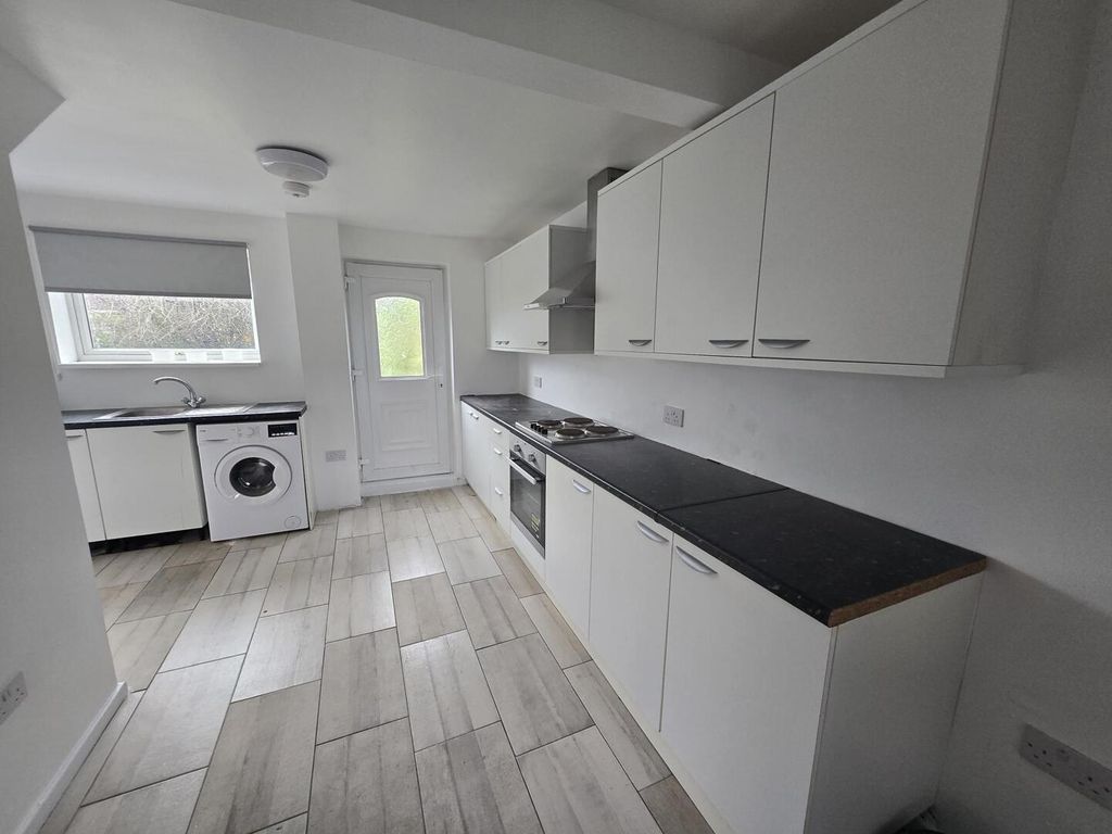 Property photo 3 of 7 Kitchen