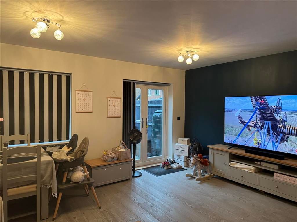 Property photo 3 of 12 Lounge
