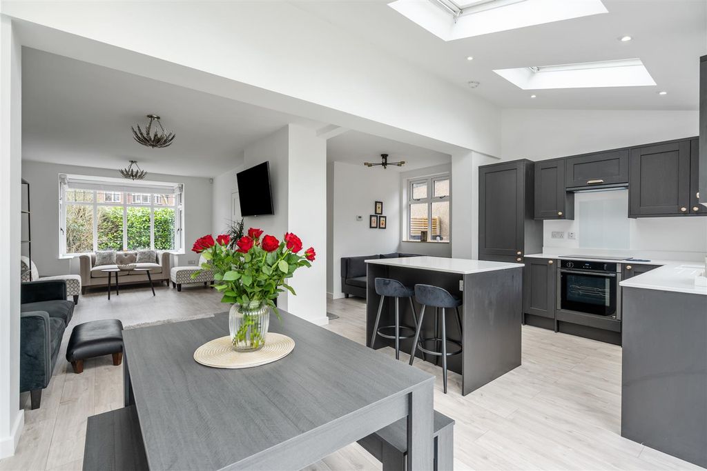 Property photo 3 of 16 6 Kingswood Close_2.Jpg