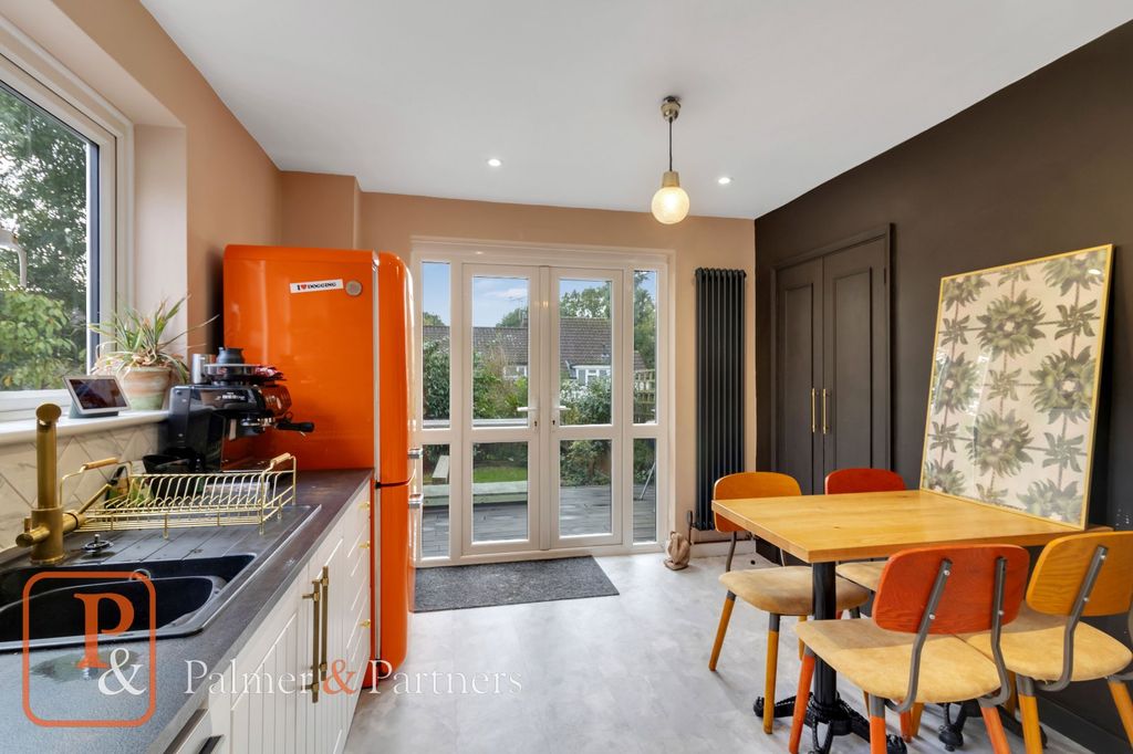 Property photo 3 of 19 Kitchen