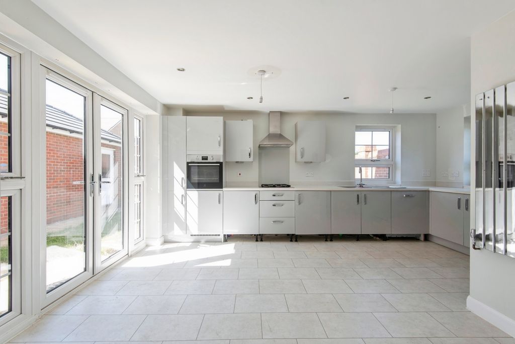 Property photo 3 of 32 Kitchen
