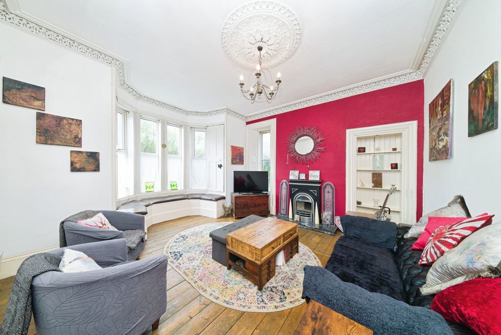 Property photo 3 of 15 Lounge