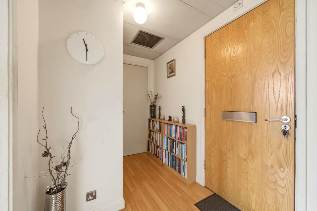 Property photo 2 of 17 Hallway