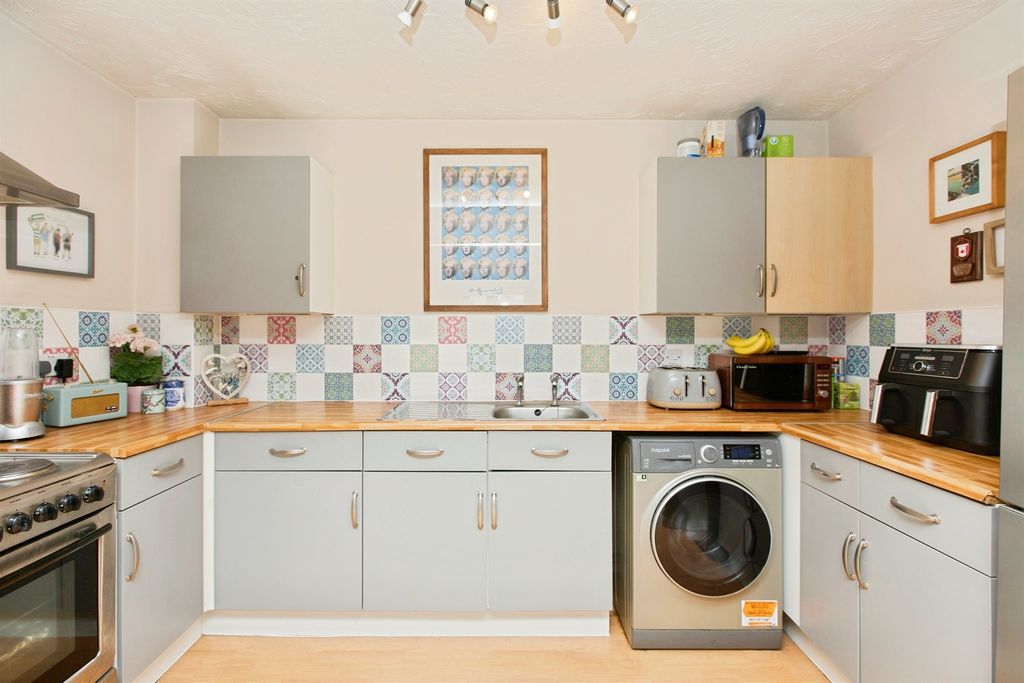 Property photo 2 of 17