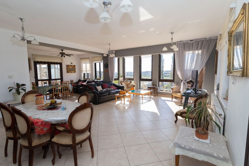 Property photo 2 of 47