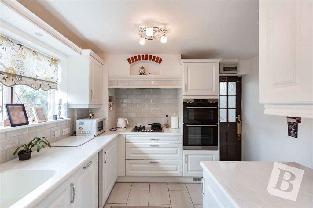 Property photo 3 of 17 Kitchen