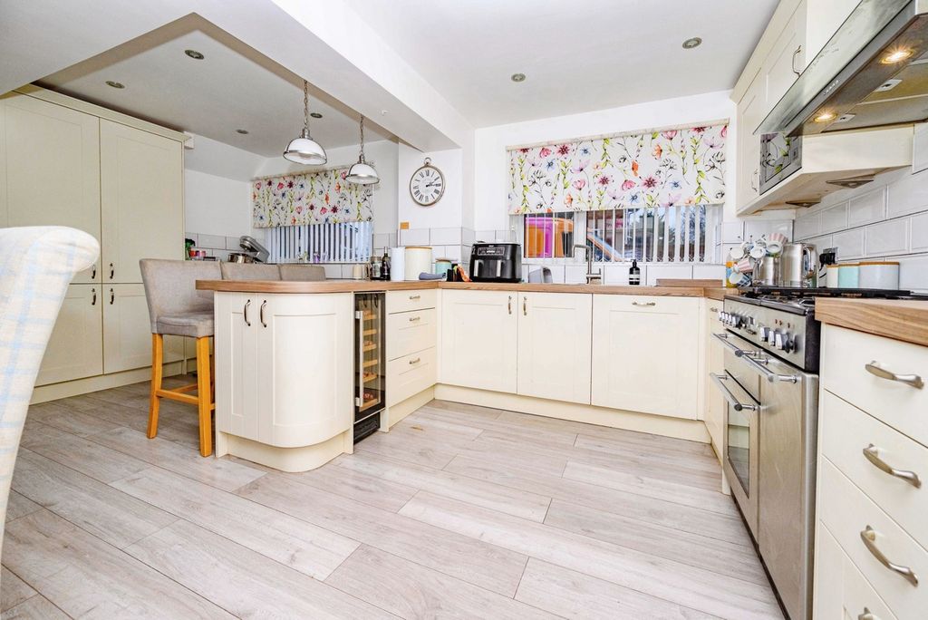 Property photo 2 of 19 Pbox-Img.Jpg