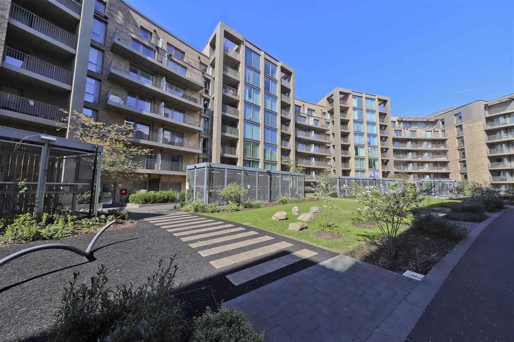 Property photo 1 of 11 Communal Gardens