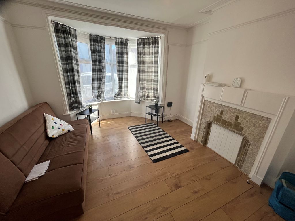 Property photo 2 of 10 Lounge