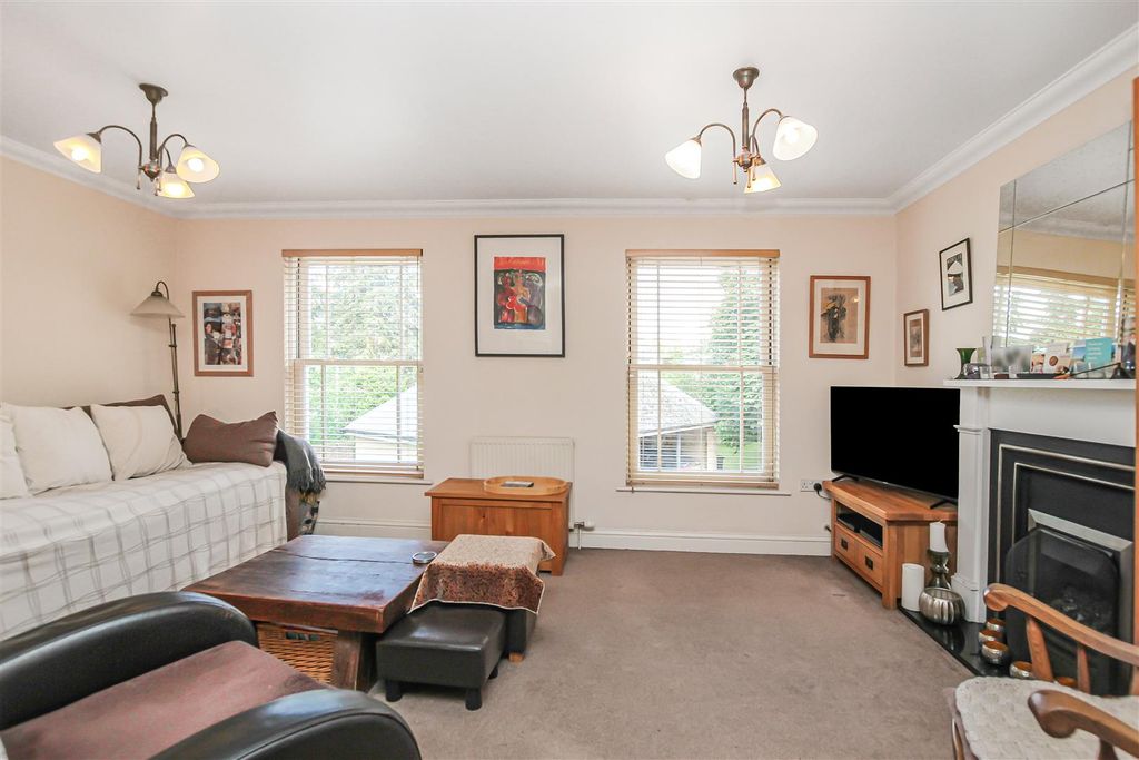 Property photo 2 of 8 6_76899.Jpg