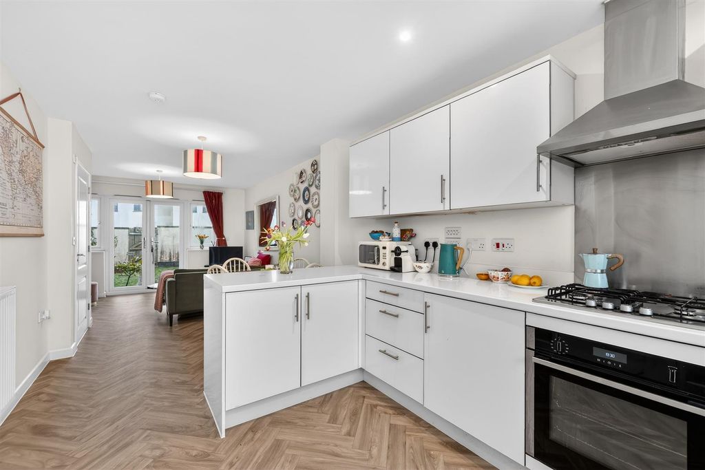 Property photo 3 of 18 Kitchen