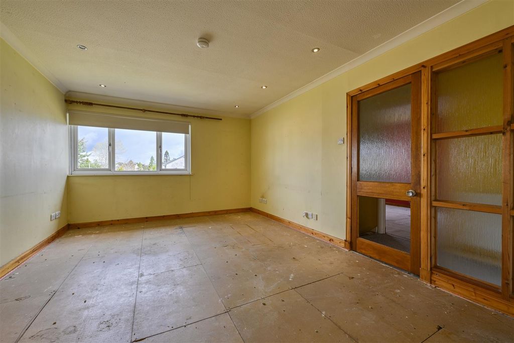 Property photo 3 of 10 Lounge