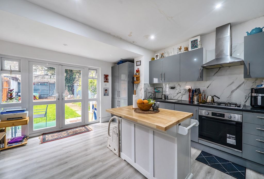 Property photo 2 of 17 1329555-10-688B3c...