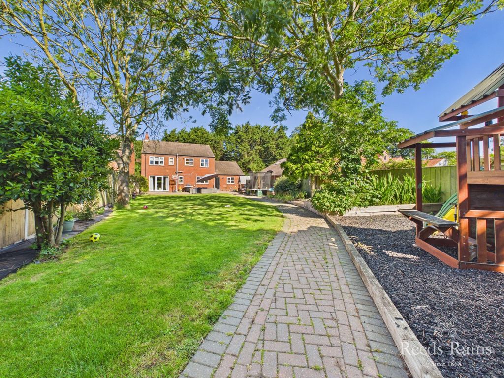 Property photo 2 of 34 Rear Garden