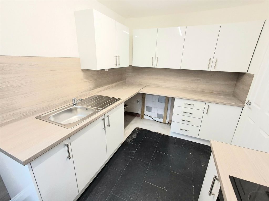 Property photo 3 of 12 Kitchen