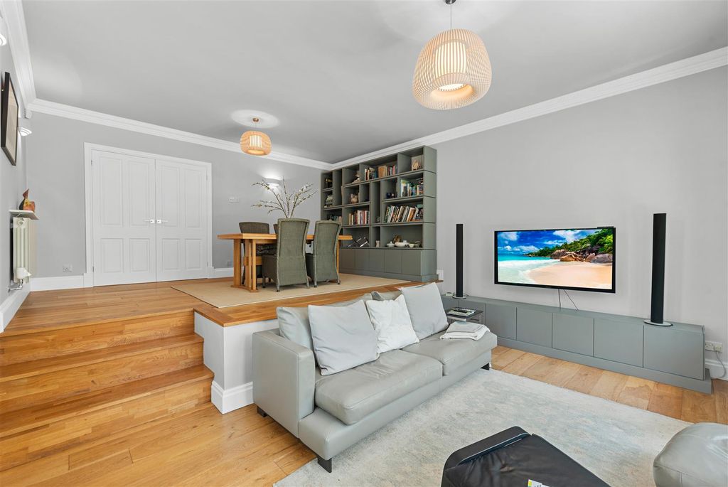 Property photo 3 of 62 Split-Level Lounge