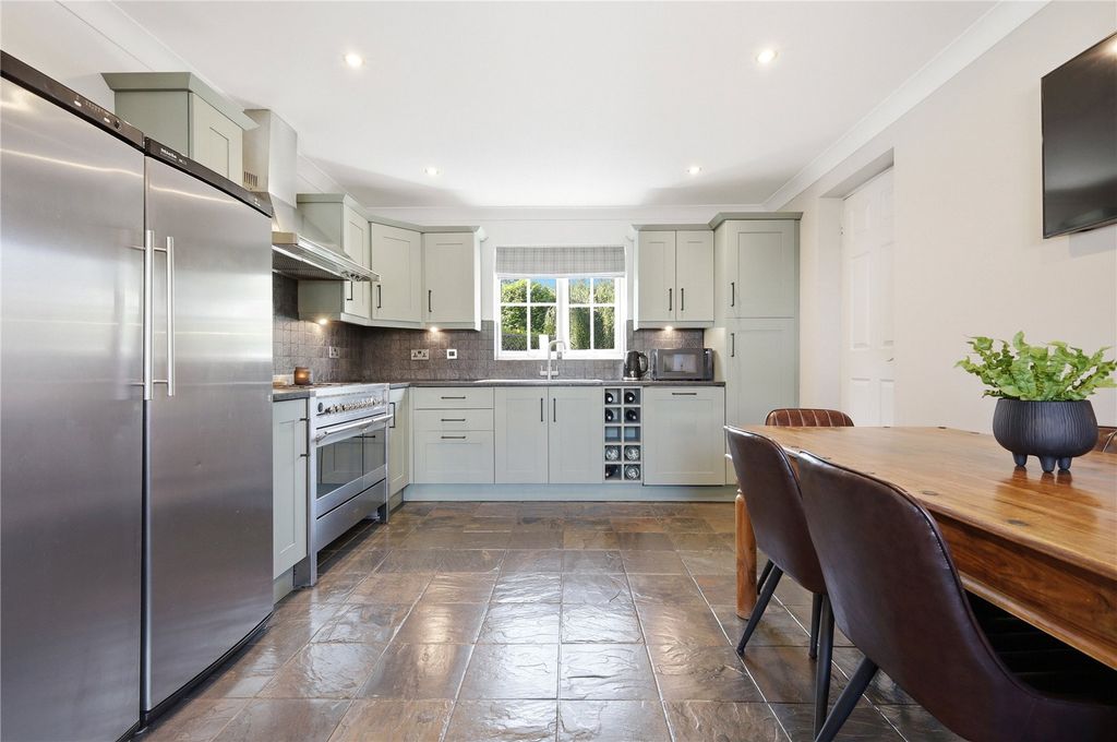 3 bed detached house for saleColtsfield, Stansted, Essex CM24 photo 4