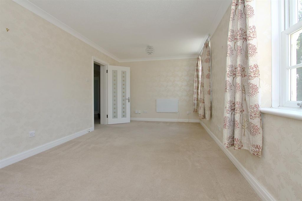 Property photo 3 of 16 164 The Close (13).Jpg