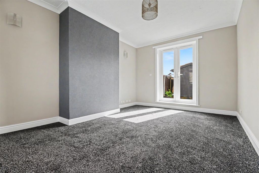 Property photo 3 of 22 Lounge