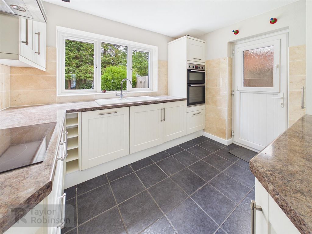 Property photo 3 of 19 Kitchen